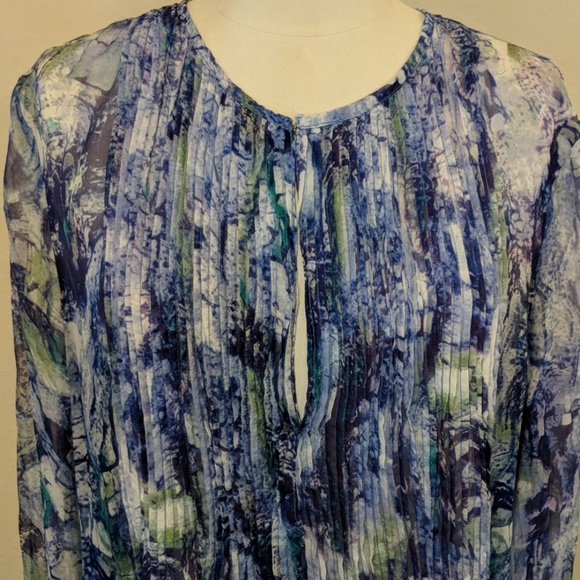 Sheer dressy blouse in blue's, flared at bottom - Picture 4 of 8